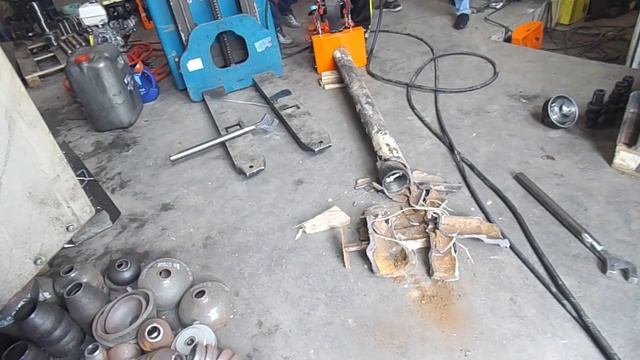 Разрушение 110 чугунной трубы. Установка АТОМ НМ 471 в работе. The destruction of cast-iron pipe смотреть онлайн