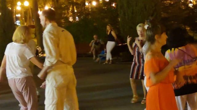 И просишь встречи улыбаясь Танцы в парке Горького Харьков Август 2021 смотреть онлайн