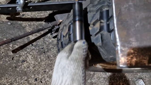 Нарезаю протектор на резине Уаз для минитрактора.Самодельное присбособление для нарезания протектор смотреть онлайн