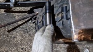 Нарезаю протектор на резине Уаз для минитрактора.Самодельное присбособление для нарезания протектор