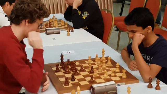 GM Нихал Сарин- GM Давид Антон, Индийский вундеркинд играет плотно смотреть онлайн