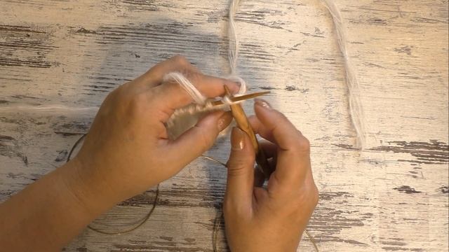 Узор крупными петлями на спицах со сброшенными накидами. Ручное вязание с Lorraine Woolheart смотреть онлайн