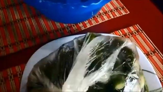 Малосольные огурцы способом битья. Бьем и едим! смотреть онлайн