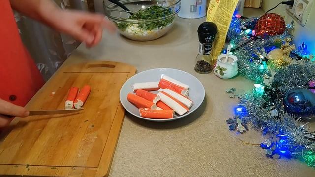 Простой крабовый салат | Быстро и очень вкусно | Crab (*surimi sticks) salad смотреть онлайн