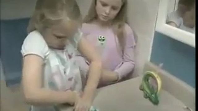 Touch n Brush-дозатор зубной пасты смотреть онлайн