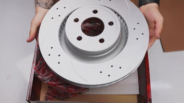 Передний тормозной диск Evolution с перфорацией и насечками, в покрытии GEOMET Артикул: AR85157 смотреть онлайн