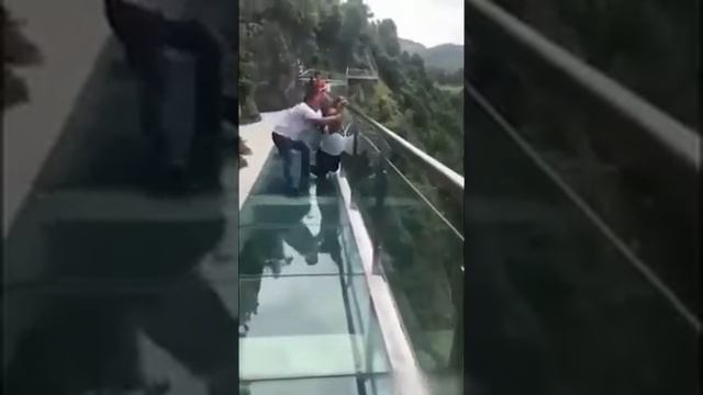 Стеклянный мост над пропастью Китай смотреть онлайн