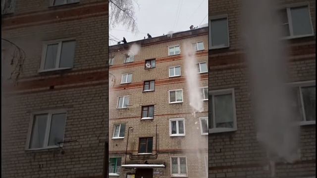 Сбрасываем снежные навесы с крыши