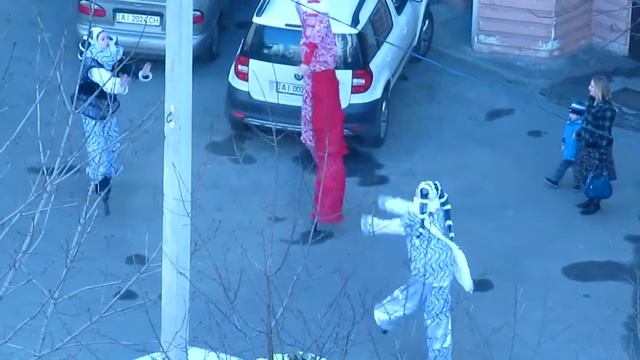 Поздравление с днем рождения (ОРИГИНАЛЬНО) на ходулях Субботнее утро ПРАЗДНИК. смотреть онлайн
