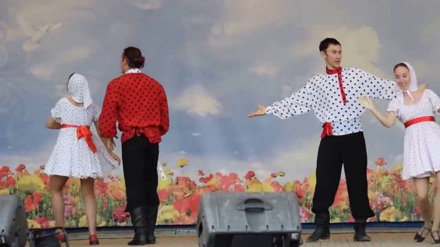 Под юбкой, Русский народный танец на сцене Центрального парка смотреть онлайн