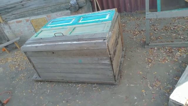 Ящик для мусора из рам, ставни и двери