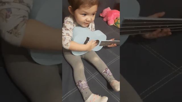 Играет на укулеле смотреть онлайн