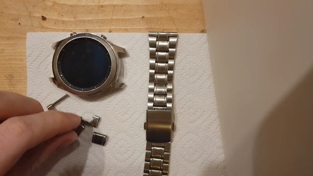 Установка и удаление звеньев браслета для часов Gear S3 смотреть онлайн