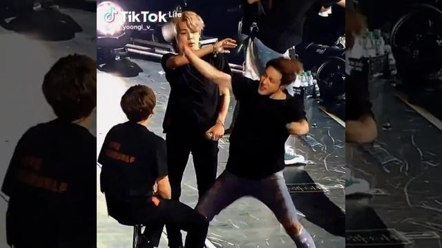 у меня вопрос ? почему там всегда оказывается Чимин ?//Бтс