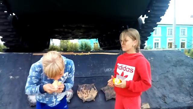 Челендж кто быстрее съест лимон 😁😁😀 смотреть онлайн