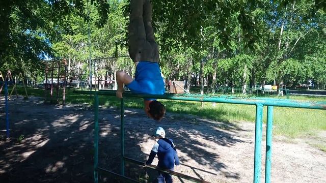 Стойка на плечах на параллельных брусьях смотреть онлайн