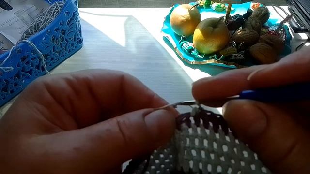 вязание крючком для начинающих..вяжем два цвета смотреть онлайн