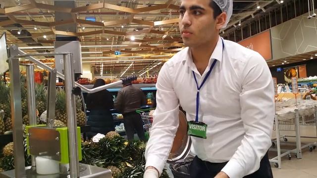 Как чистят ананас в магазине Bravo.Баку смотреть онлайн