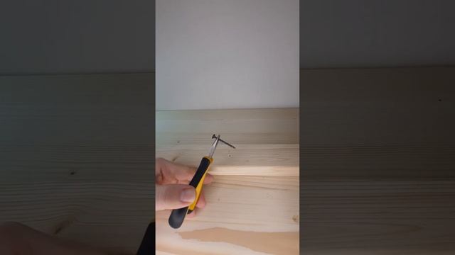 Как закрутить саморез в твердые сорта дерева. #shorts смотреть онлайн