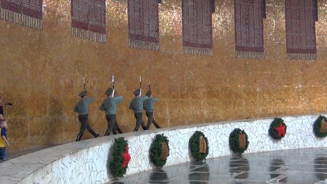 Stalingrad, Mamaev Kurgan, Changing of the Guard\Сталинград, Мамаев Курган, Смена Почётного Караула смотреть онлайн