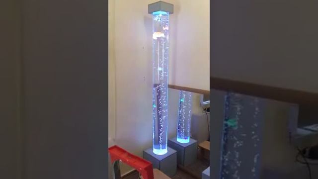 Пузырьковая колонна с силиконовыми рыбками смотреть онлайн