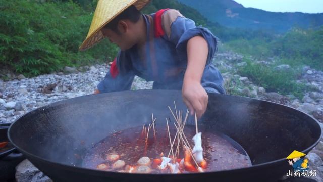 【Shyo Video】5斤大公雞，再配上100多根火鍋串串，邊煮邊吃，真爽