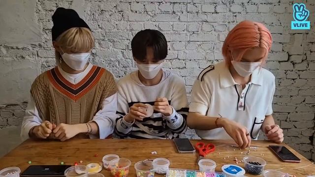 [SUB IND/ING] Stray Kids Dance Racha Making Bracelet For Stay (Hyunjin / Leeknow / Felix)