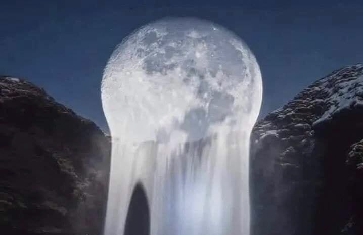 Только мышь в тишине прошуршала