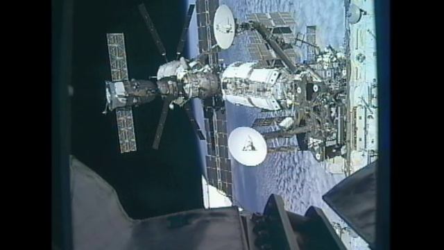 Station Crew Conducts Spacewalk смотреть онлайн