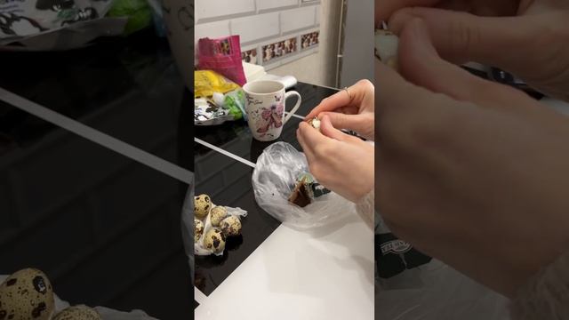 Чистка перепелиных варёных яиц! яйцо второе ?? #яйца #диета смотреть онлайн