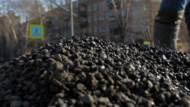 К очистке проезжей части улиц от противогололедной крошки приступила Дорожная служба Братска смотреть онлайн