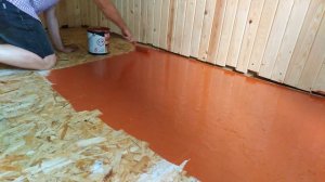 Покраска пола из ОСП плит масляной краской на даче.