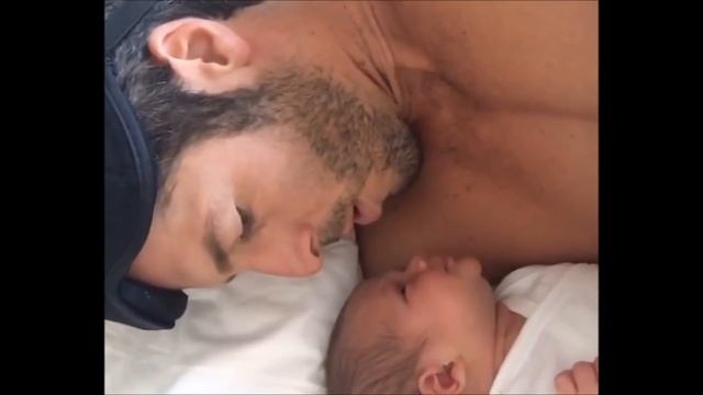 Genius Dad Stops Baby's Crying with Om Chant in seconds смотреть онлайн