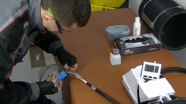 Мастер-класс по разделке оптического кабеля 96 ОВ. How to slit open armored fiber optic cables смотреть онлайн