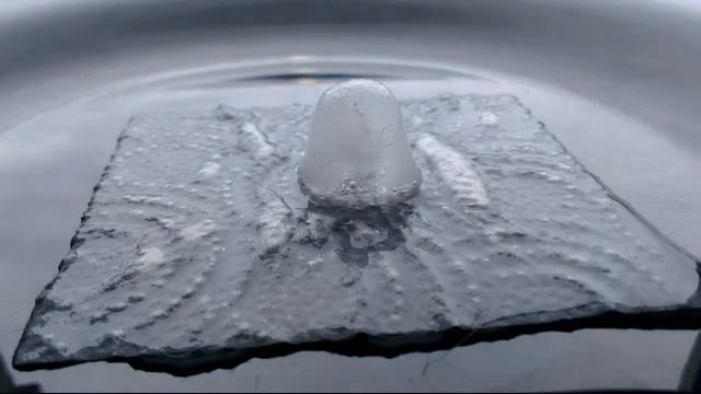 Melting the ice cube Timelapse / Таяние кубика льда смотреть онлайн