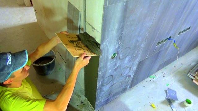 Укладка ПЛИТКИ на слой по шаблону!!! Дверной проём из плитки с углами 45!!! смотреть онлайн