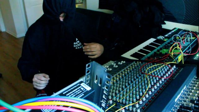 qqqq - PLOTADJACENT (Vermona DRM1, Moog Grandmother, Elektron Digitone, TR8S) смотреть онлайн