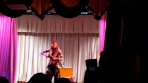 Девушка проглотила змею