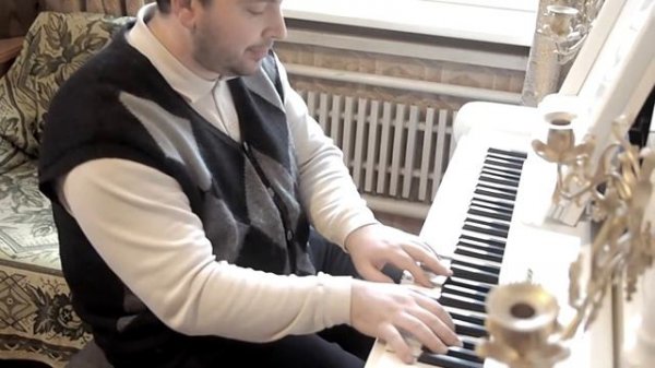 Играет Дионис Харлампиди 01