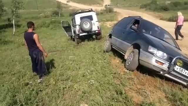 УАЗ супер герой, дергает машину с брюха