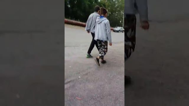 Писаю под деревом смотреть онлайн