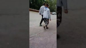 Писаю под деревом