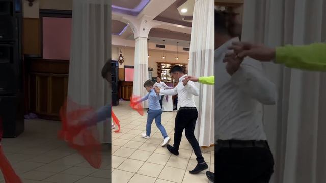 Shikojeni si ky vogelushi e kercen kaq bukur - Vallja e Gajdes version i bukur (Full HD) смотреть онлайн