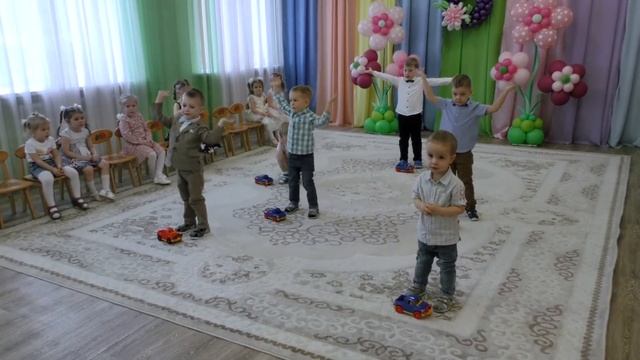 Праздник 8 Марта в младшей группе. Клепа в гостях у детей.