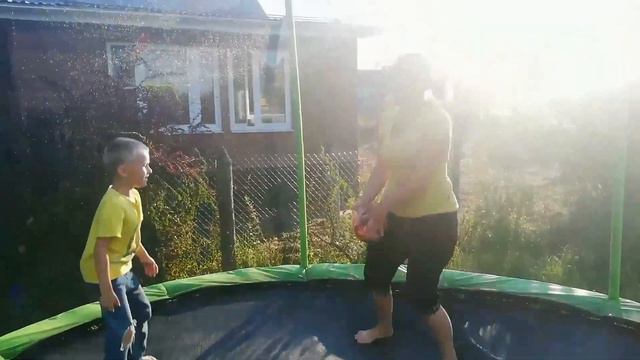 Играем на батуте с папиной сестрой Наташей! смотреть онлайн