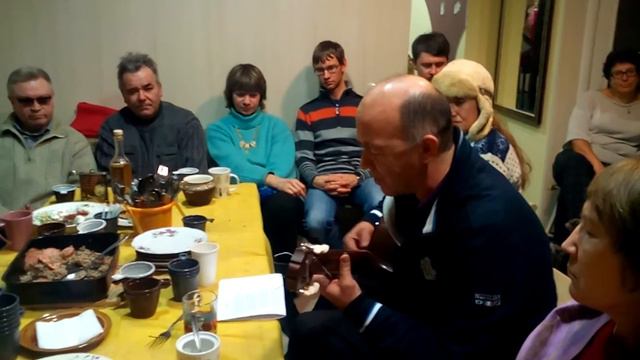 Валерий Гильфанов на посиделках в Калин-холле презентует свою новую песню. смотреть онлайн