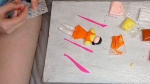 Как слепить куклу из игры в кальмара из воздушного пластилина