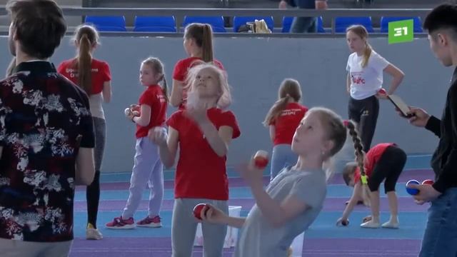 Звезды российской арены научили челябинцев жонглировать и садиться на шпагат смотреть онлайн