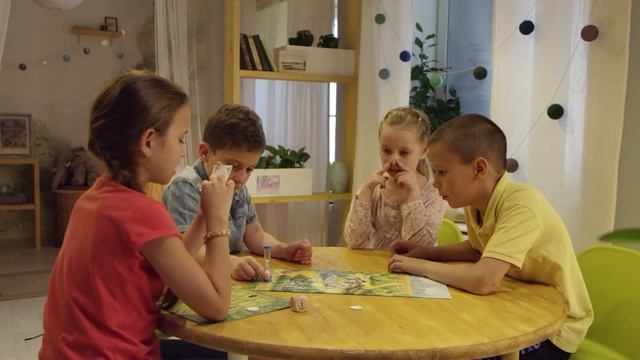 Дети играют в Волшебника Изумрудного города