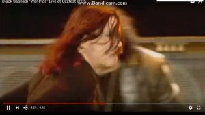 Оззи Озборн показал зад